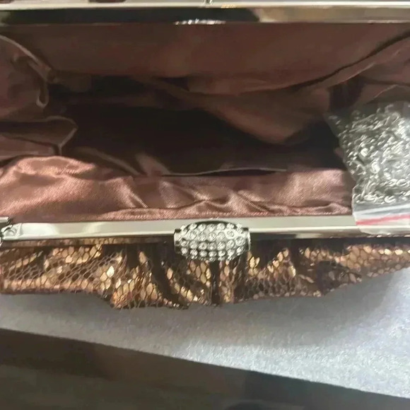 CLUTCH - METALLIC BRONZY COVERED IN SHINY MINI SEQUINED FABRIC
NEW - Picture 5 of 5